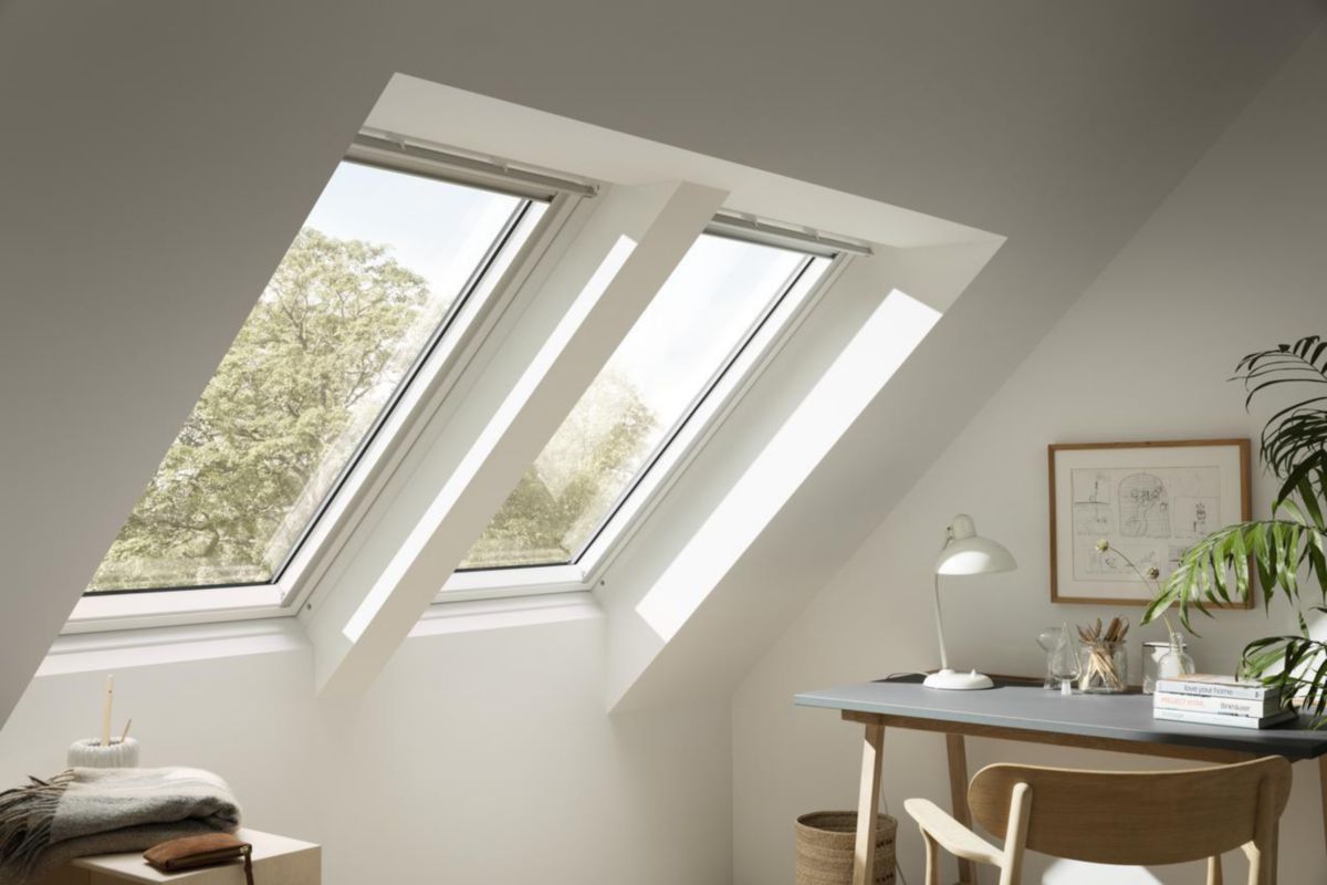 VELUX - Fenêtre de toit à rotation manuelle VELUX GGL Confort - UK08  134x140 cm - bois peint blanc | Asturienne