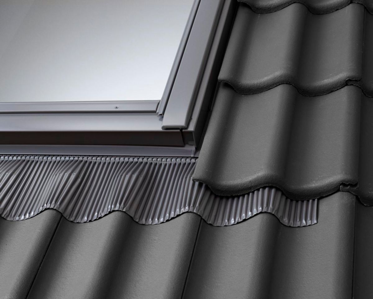 Raccord EDW pour fenêtre de toit SK06 114x118 cm pose traditionnelle sur tuiles gris anthracite EDW SK06 0000